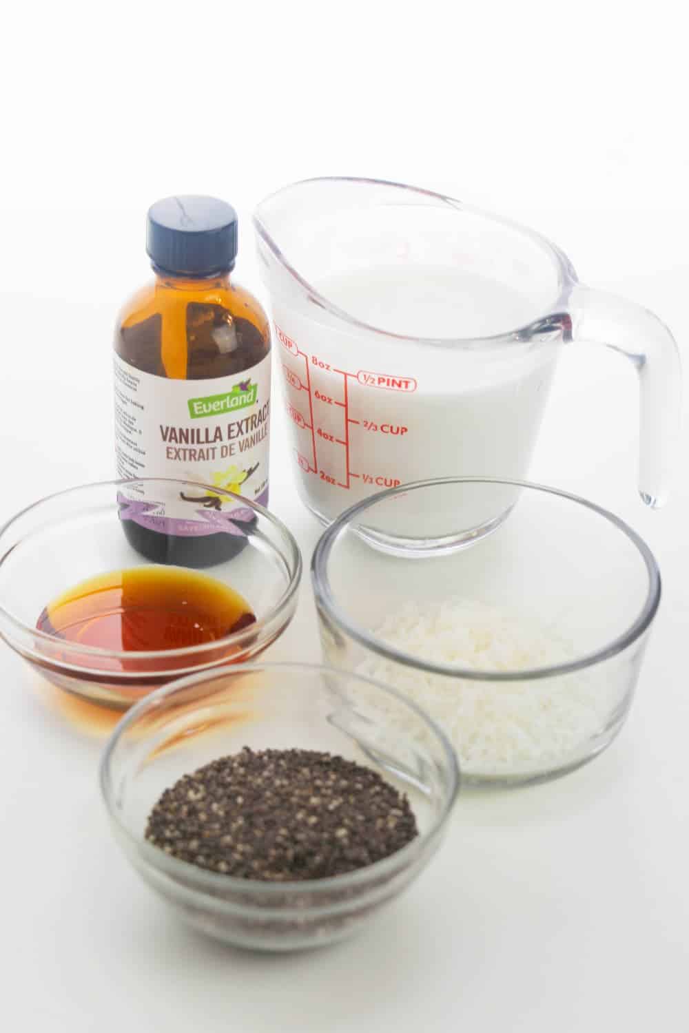 Overnight Chia Pudding With Coconut Milk [4 Ingredients, Vegan]